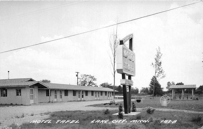 Lake City Motel (Motel Tafel) - Old Postcard (newer photo)